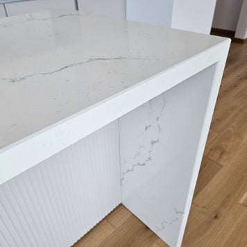 Mobilă de bucătărie fabricată la comandă de NORVINIA cu blat și glaf geam din cuarț compozit, mobilier din MDF termoformat