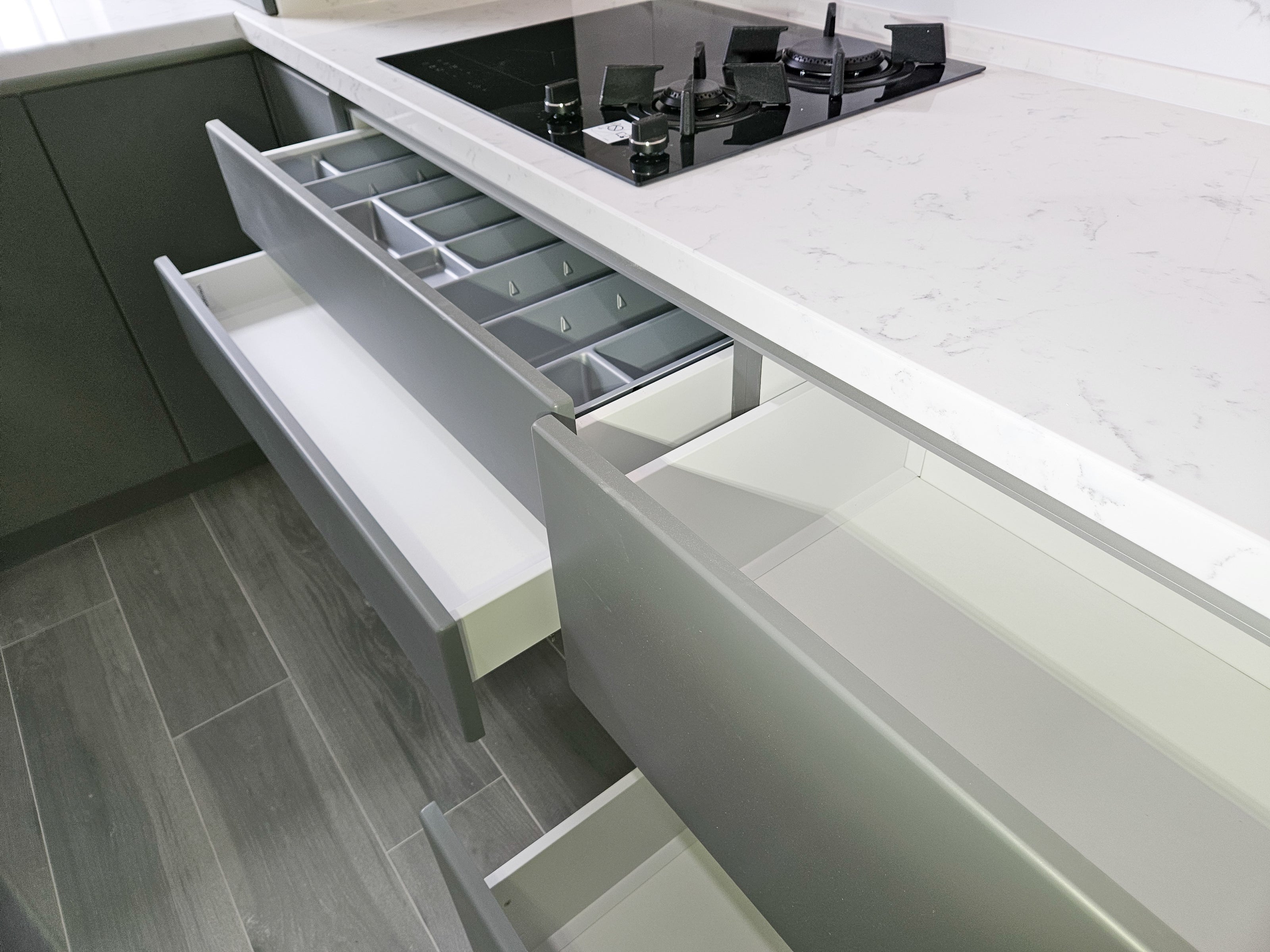 Mobilă de bucătărie din MDF termoformat fabricată la comandă de NORVINIA cu blat din cuarț compozit