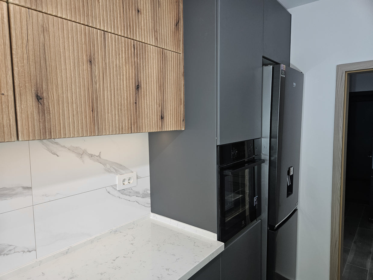 Mobilă de bucătărie din MDF termoformat fabricată la comandă de NORVINIA cu blat din cuarț compozit