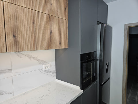 Mobilă de bucătărie din MDF termoformat fabricată la comandă de NORVINIA cu blat din cuarț compozit