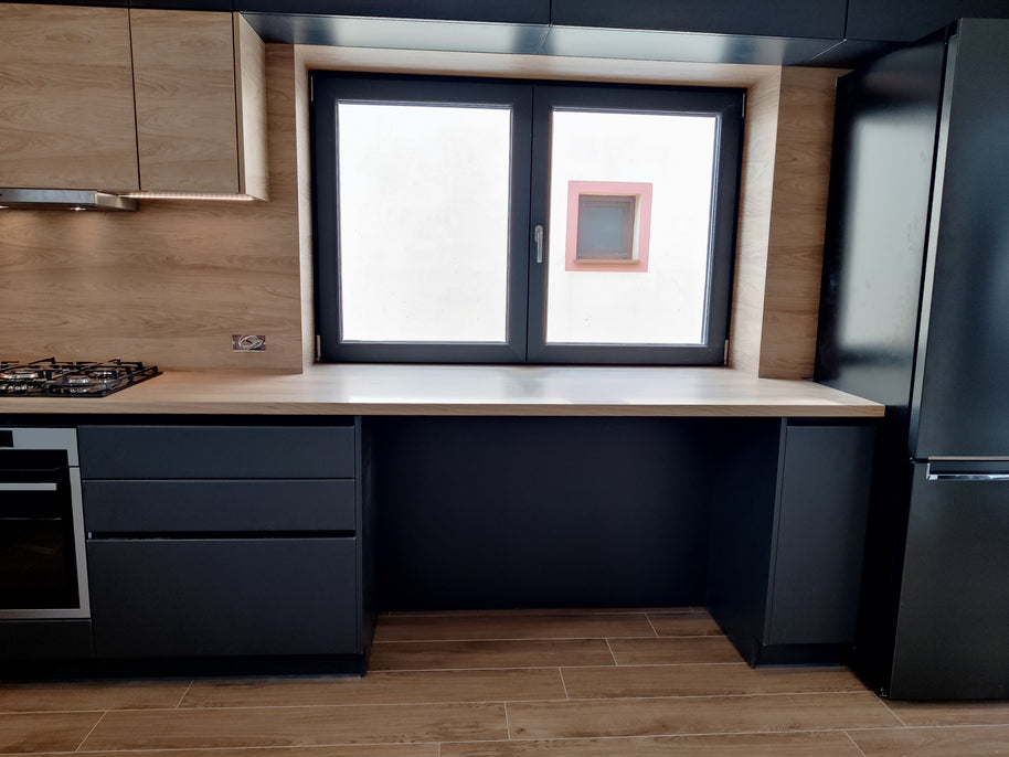 Mobilier de bucătărie NORVINIA cu blat, glaf și contrablat termorezistent, fronturi din MDF termoformat