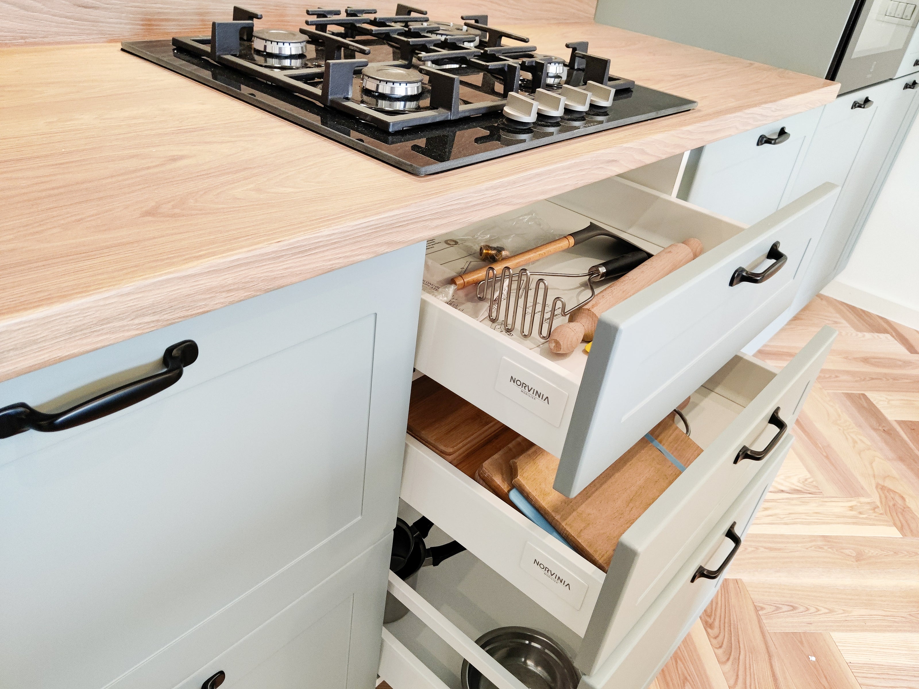 Mobilier de bucătărie NORVINIA din MDF termoformat cu insulă din cuarț compozit