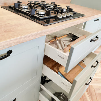 Mobilier de bucătărie NORVINIA din MDF termoformat cu insulă din cuarț compozit