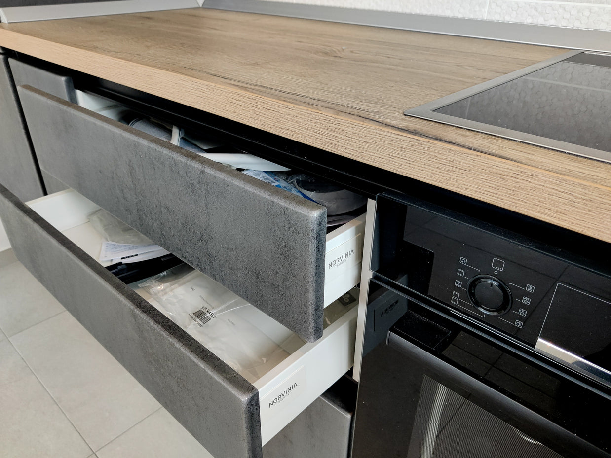 Mobilă de bucătărie din MDF termoformat fabricată la comandă de NORVINIA cu blat termorezistent și îmbinare colț invizibilă