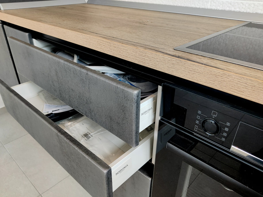 Mobilă de bucătărie din MDF termoformat fabricată la comandă de NORVINIA cu blat termorezistent și îmbinare colț invizibilă