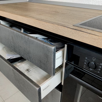 Mobilă de bucătărie din MDF termoformat fabricată la comandă de NORVINIA cu blat termorezistent și îmbinare colț invizibilă