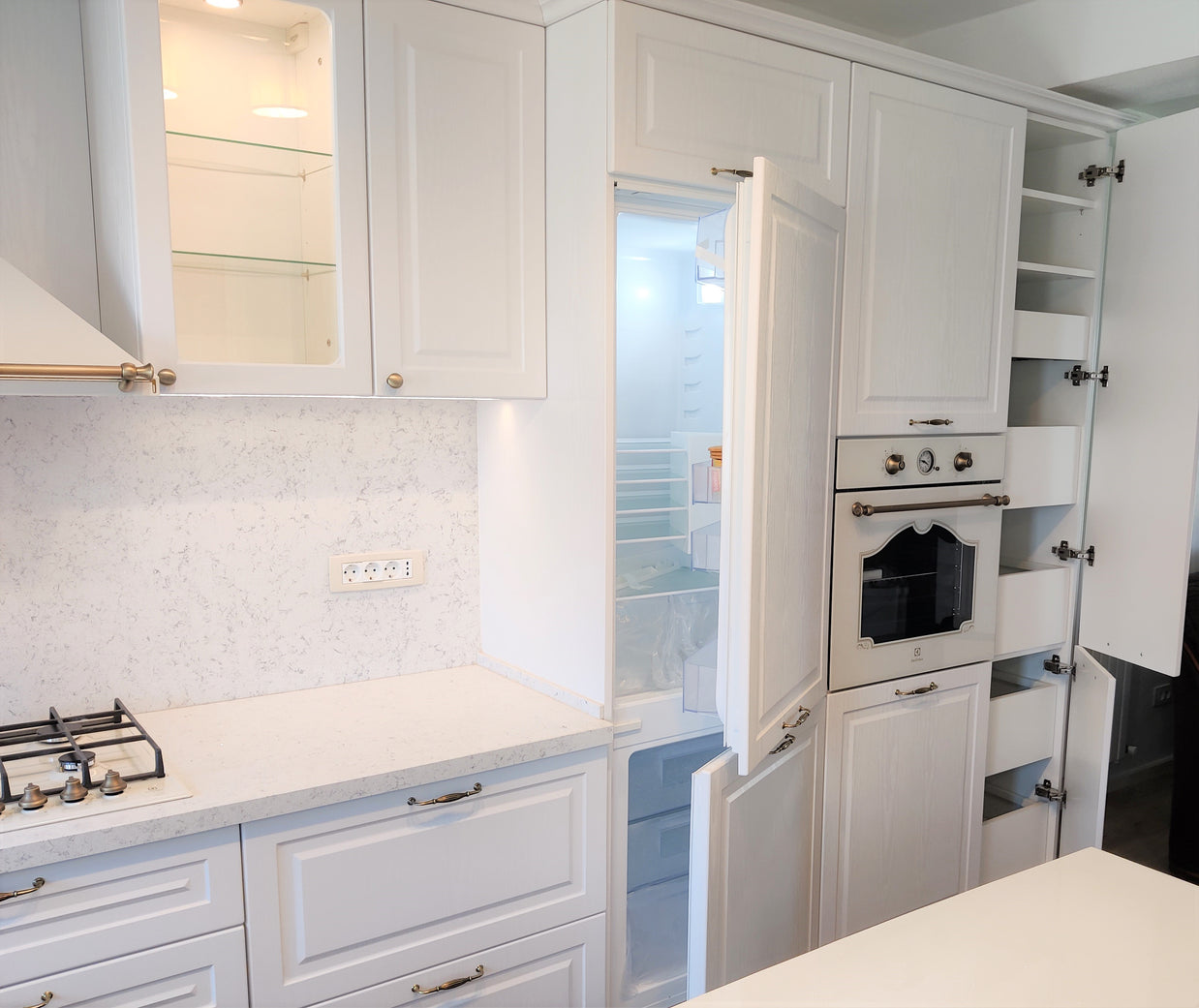 Mobilă de bucătărie din MDF termoformat fabricată la comandă de NORVINIA cu blat din cuarț compozit și chiuvetă montată sub blat