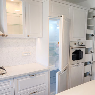 Mobilă de bucătărie din MDF termoformat fabricată la comandă de NORVINIA cu blat din cuarț compozit și chiuvetă montată sub blat