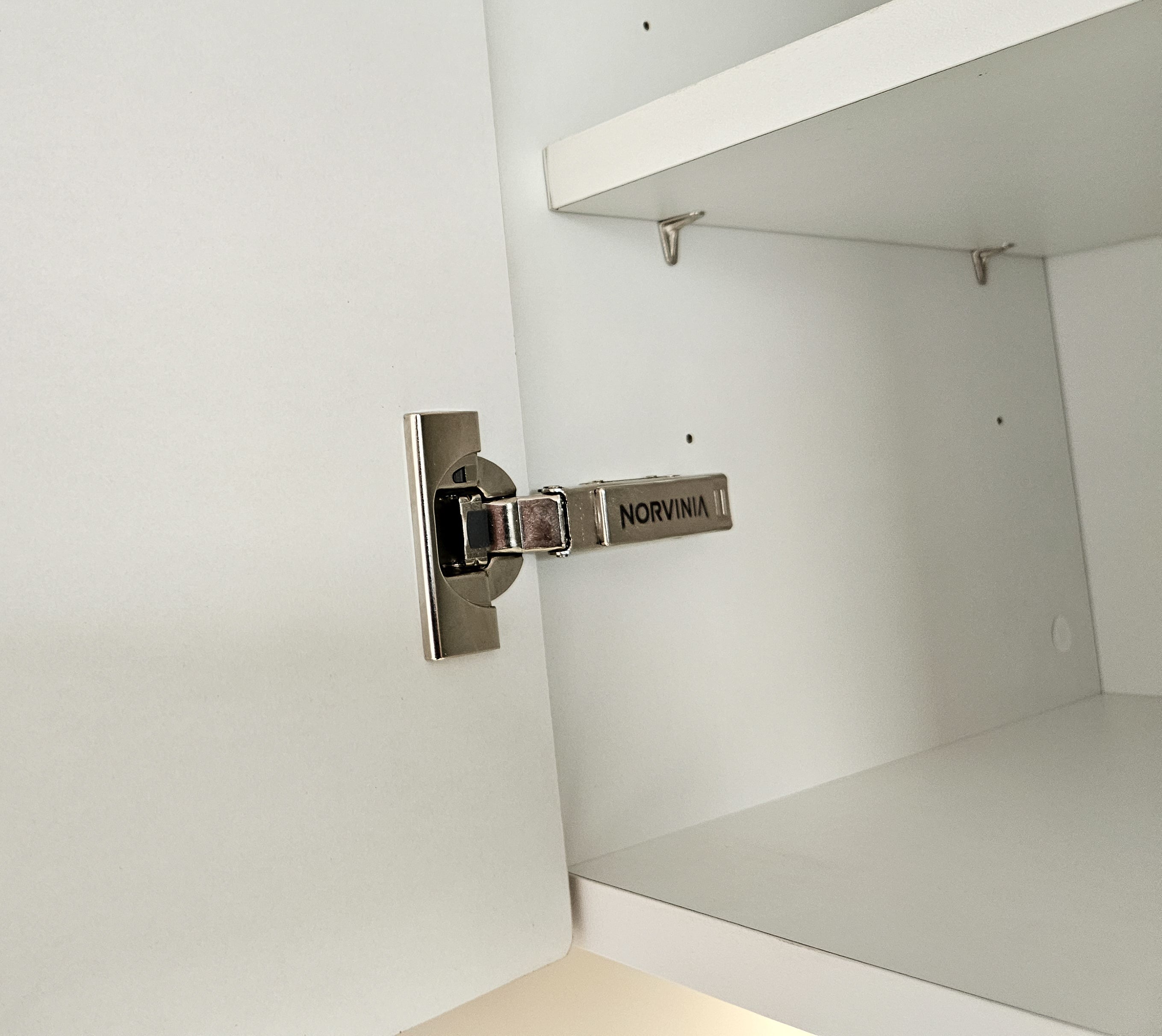 Mobilă de bucătărie fabricată la comandă de NORVINIA cu blat și glaf geam din cuarț compozit, mobilier din MDF termoformat