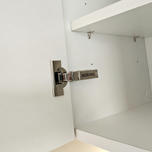 Mobilă de bucătărie fabricată la comandă de NORVINIA cu blat și glaf geam din cuarț compozit, mobilier din MDF termoformat