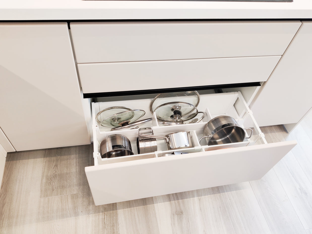 Mobilă de bucătărie fabricată la comandă de Norvinia cu blat din cuarț compozit, mobilier din MDF termoformat