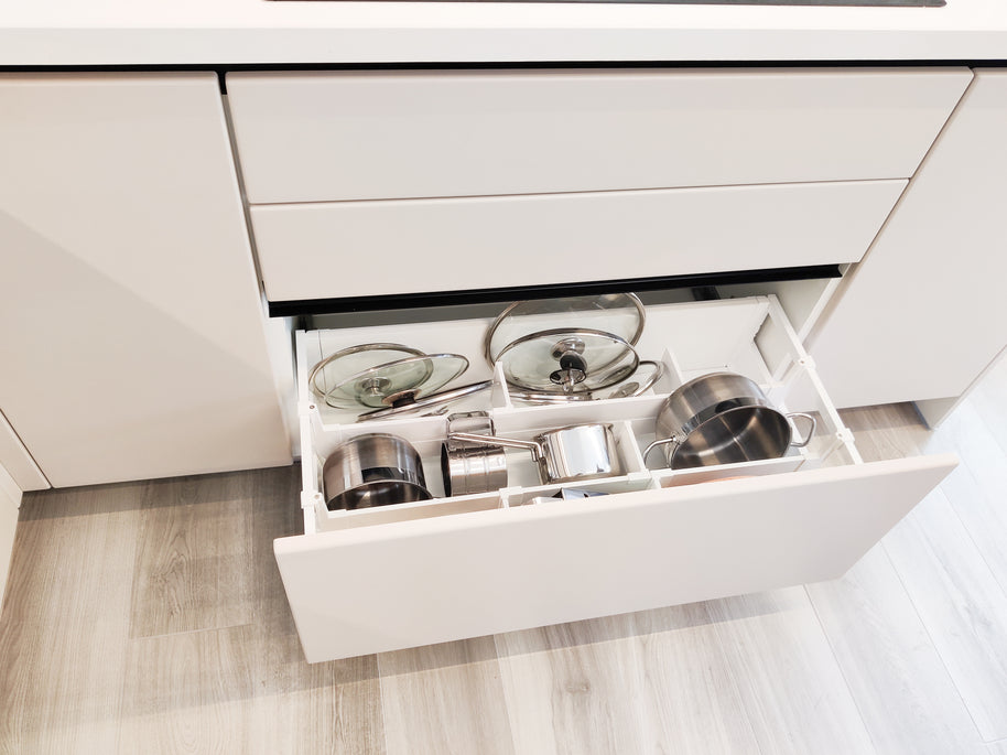 Mobilă de bucătărie fabricată la comandă de Norvinia cu blat din cuarț compozit, mobilier din MDF termoformat