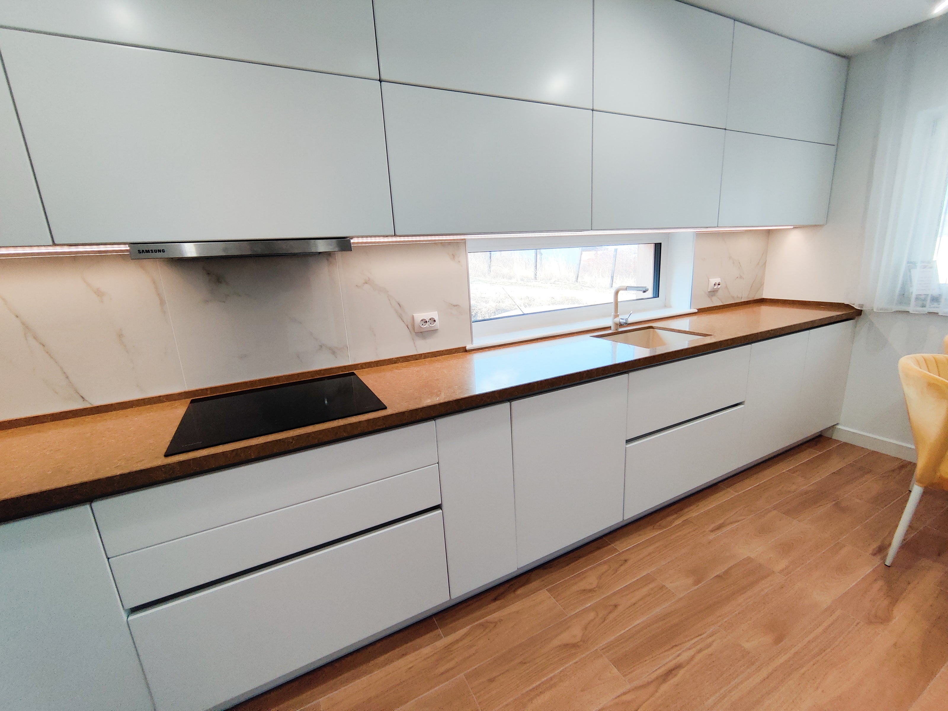 Mobilier de bucătărie NORVINIA din MDF cu blat din cuarț compozit, mânere Gola montate în spatele ușilor