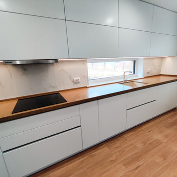 Mobilier de bucătărie NORVINIA din MDF cu blat din cuarț compozit, mânere Gola montate în spatele ușilor