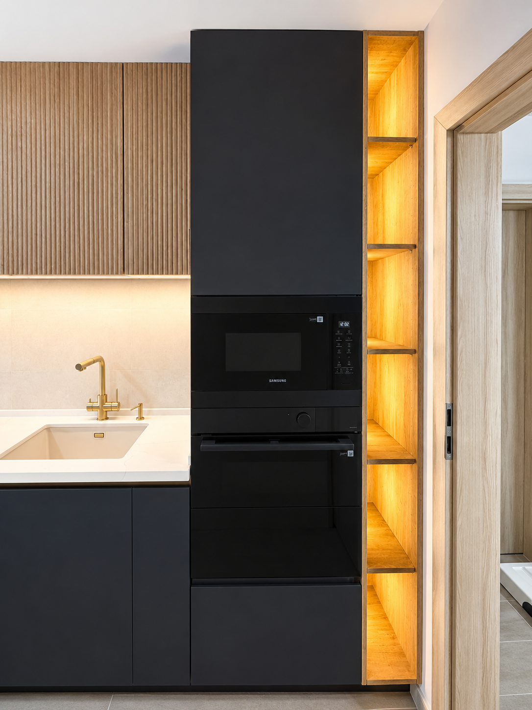 Mobilier de bucătărie NORVINIA, cu fronturi din MDF termoformat albastre și textură lemn, blat din cuarț compozit și mânere tip profil GOLA, finisaj auriu
