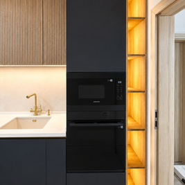 Mobilier de bucătărie NORVINIA, cu fronturi din MDF termoformat albastre și textură lemn, blat din cuarț compozit și mânere tip profil GOLA, finisaj auriu
