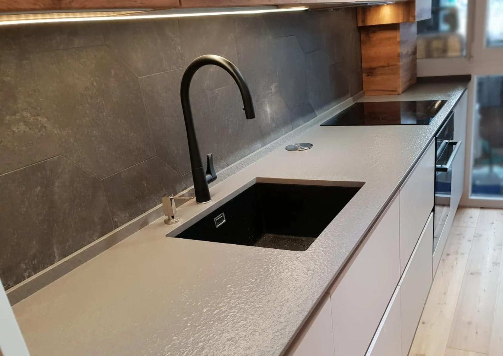 Chiuvetă sub blat din granit, fără picurător și cu o cuvă