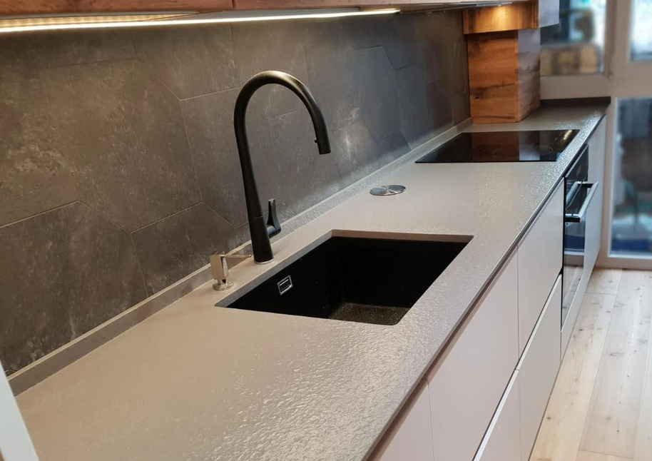 Chiuvetă sub blat din granit, fără picurător și cu o cuvă