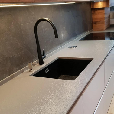 Chiuvetă sub blat din granit, fără picurător și cu o cuvă