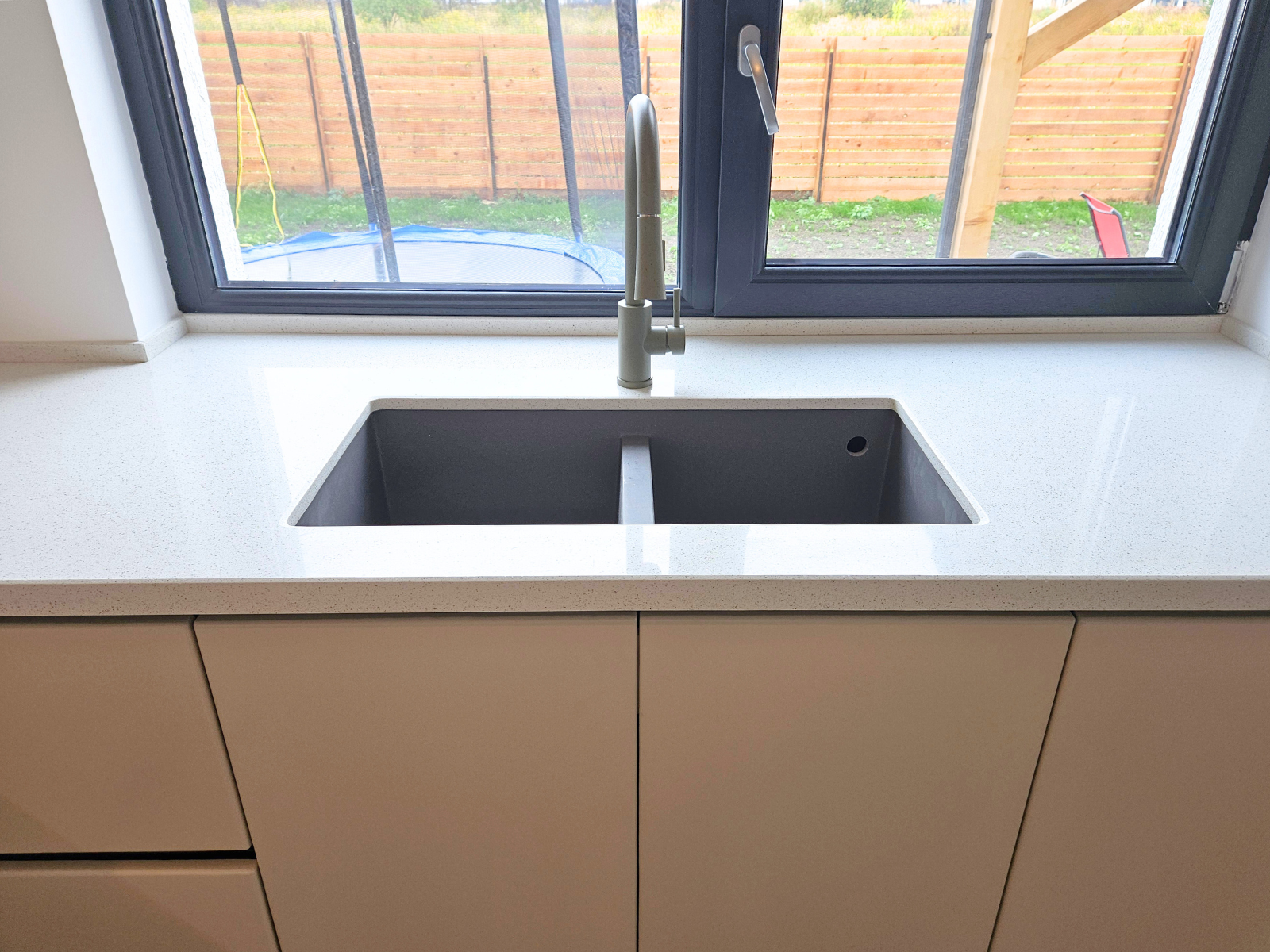 Mobilier pentru bucătărie NORVINIA, cu mânere profil GOLA, cu blat din cuarț compozit și chiuvetă montată sub blat