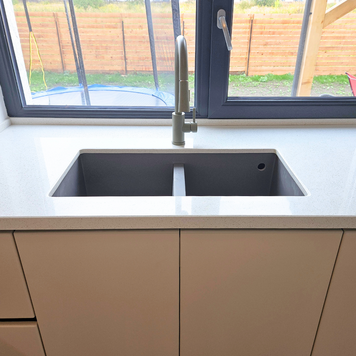 Mobilier pentru bucătărie NORVINIA, cu mânere profil GOLA, cu blat din cuarț compozit și chiuvetă montată sub blat