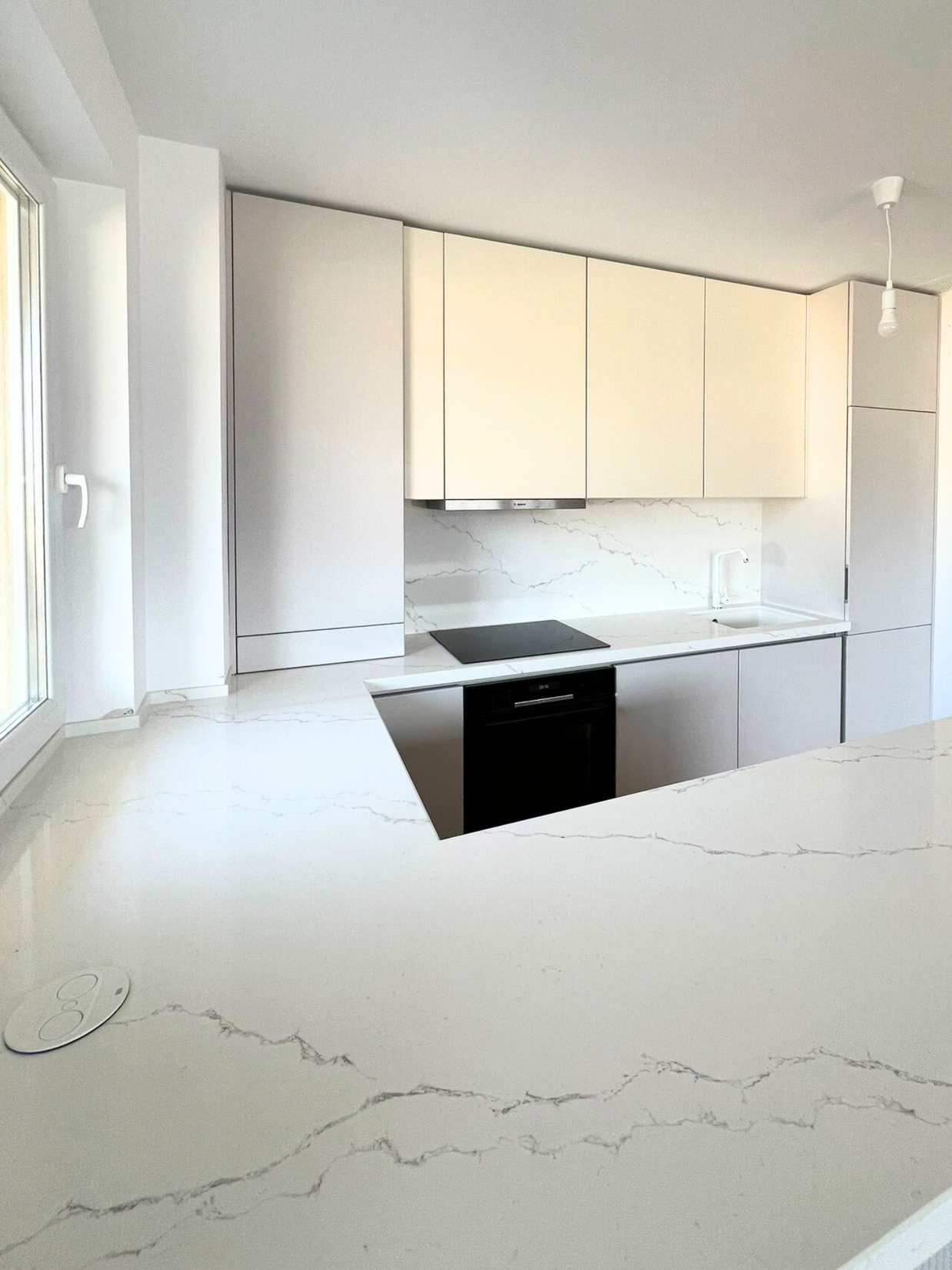 Mobilier la comandă pentru bucătărie NORVINIA, cu mânere tip profil GOLA și blat din cuarț compozit