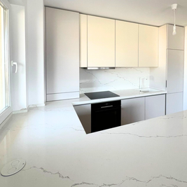 Mobilier la comandă pentru bucătărie NORVINIA, cu mânere tip profil GOLA și blat din cuarț compozit