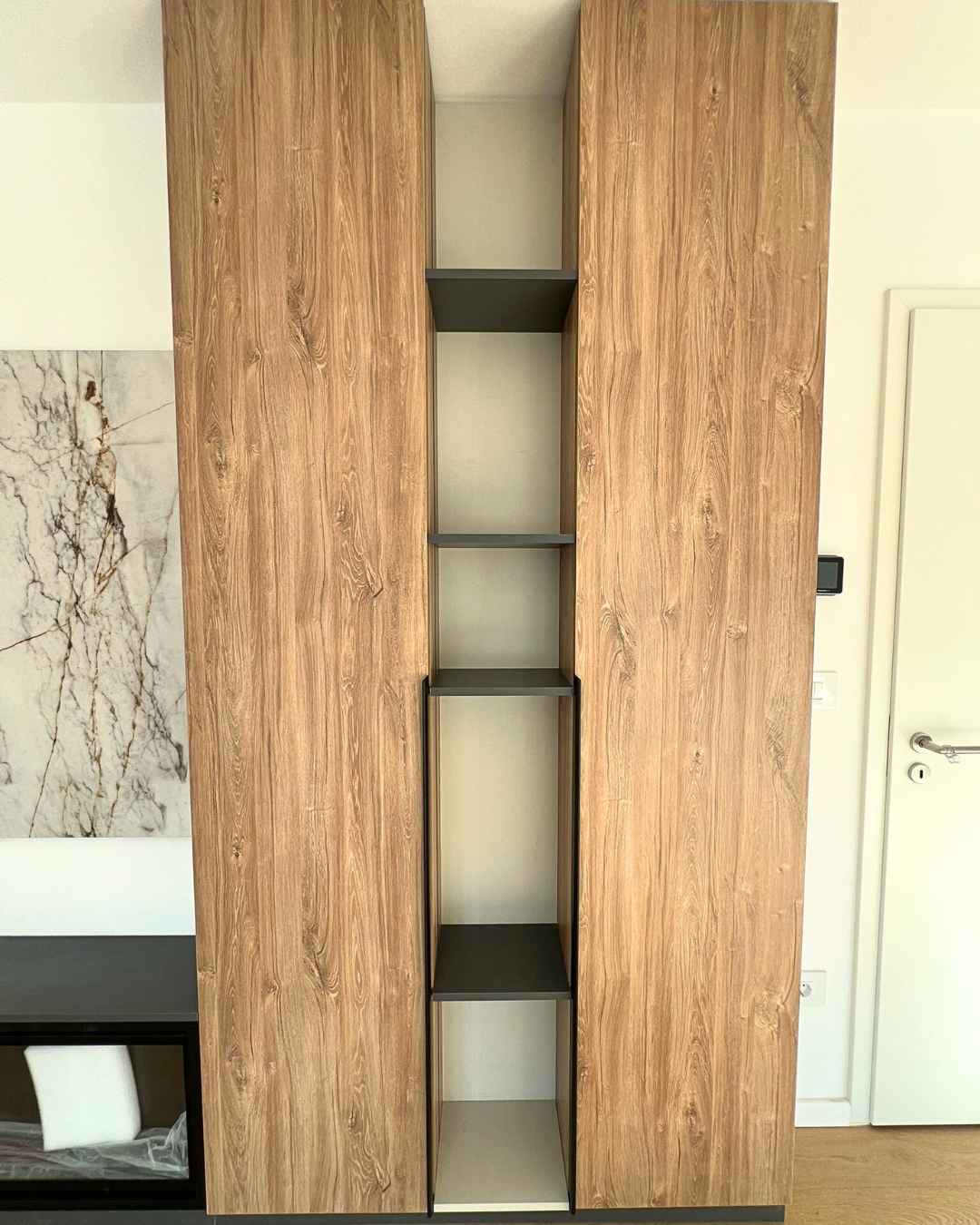 Mobilier pentru living realizat la comandă de NORVINIA