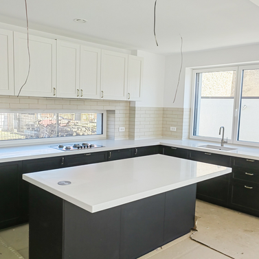 Blat din cuarț compozit NORVINIA, blat bucătărie și glaf geam din același material, chiuvetă montată sub blat, îmbinare blat în 