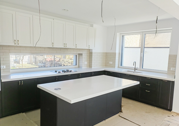 Blat din cuarț compozit NORVINIA, blat bucătărie și glaf geam din același material, chiuvetă montată sub blat, îmbinare blat în "L" colț invizibila, blat insulă bucătărie din cuarț compozit