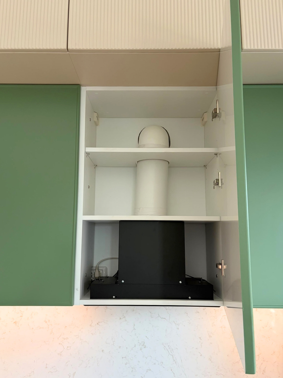 Mobilier din MDF termoformat cu blat din cuarț compozit, insulă cu blat din cuarț și mânere GOLA