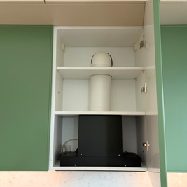 Mobilier din MDF termoformat cu blat din cuarț compozit, insulă cu blat din cuarț și mânere GOLA