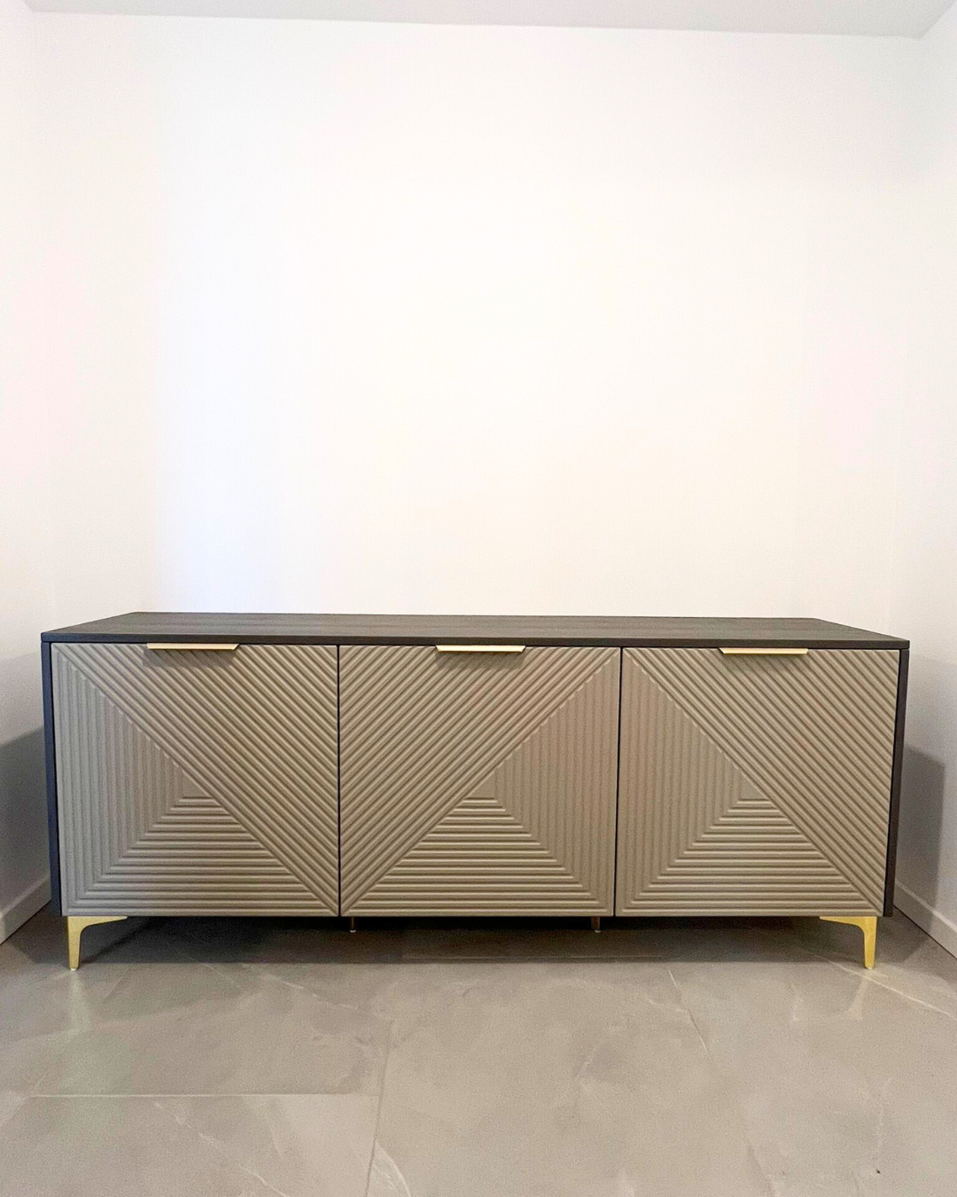 Mobilier pentru hol cu riflaj și oglindă realizat la comandă de NORVINIA