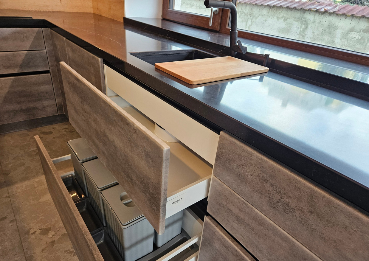 Mobilă bucătărie fabricată la comandă de NORVINIA din MDF termoformat, blat și glaf geam din cuarț compozit cu chiuvetă montată sub blat