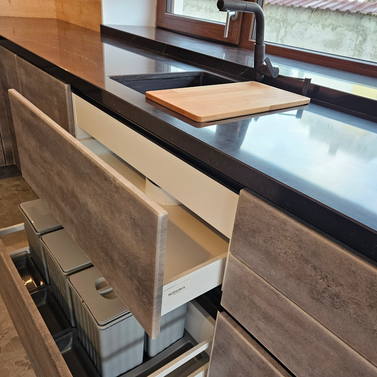 Mobilă bucătărie fabricată la comandă de NORVINIA din MDF termoformat, blat și glaf geam din cuarț compozit cu chiuvetă montată sub blat