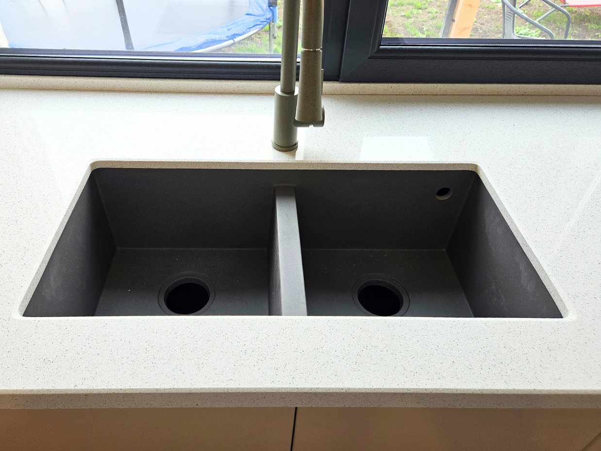 Mobilier pentru bucătărie NORVINIA, cu mânere profil GOLA, cu blat din cuarț compozit și chiuvetă montată sub blat