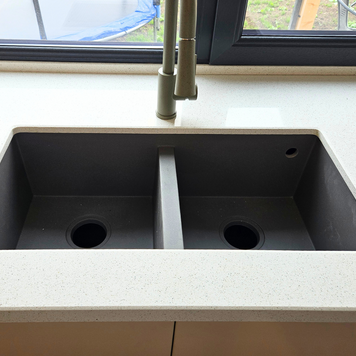 Mobilier pentru bucătărie NORVINIA, cu mânere profil GOLA, cu blat din cuarț compozit și chiuvetă montată sub blat