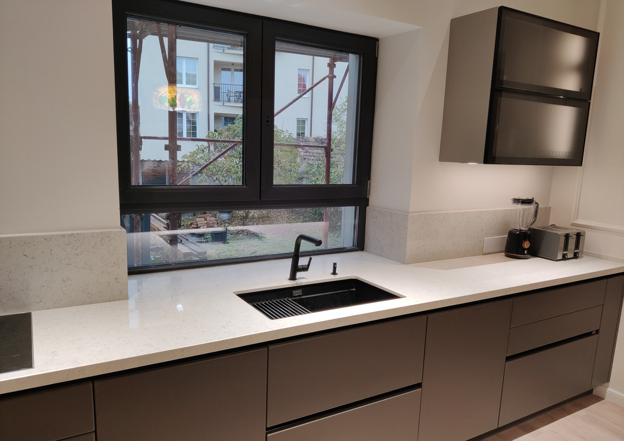 Mobilă bucătărie fabricată la comandă de NORVINIA din MDF termoformat, blat și glaf geam din cuarț compozit