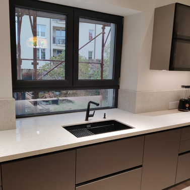 Mobilă bucătărie fabricată la comandă de NORVINIA din MDF termoformat, blat și glaf geam din cuarț compozit