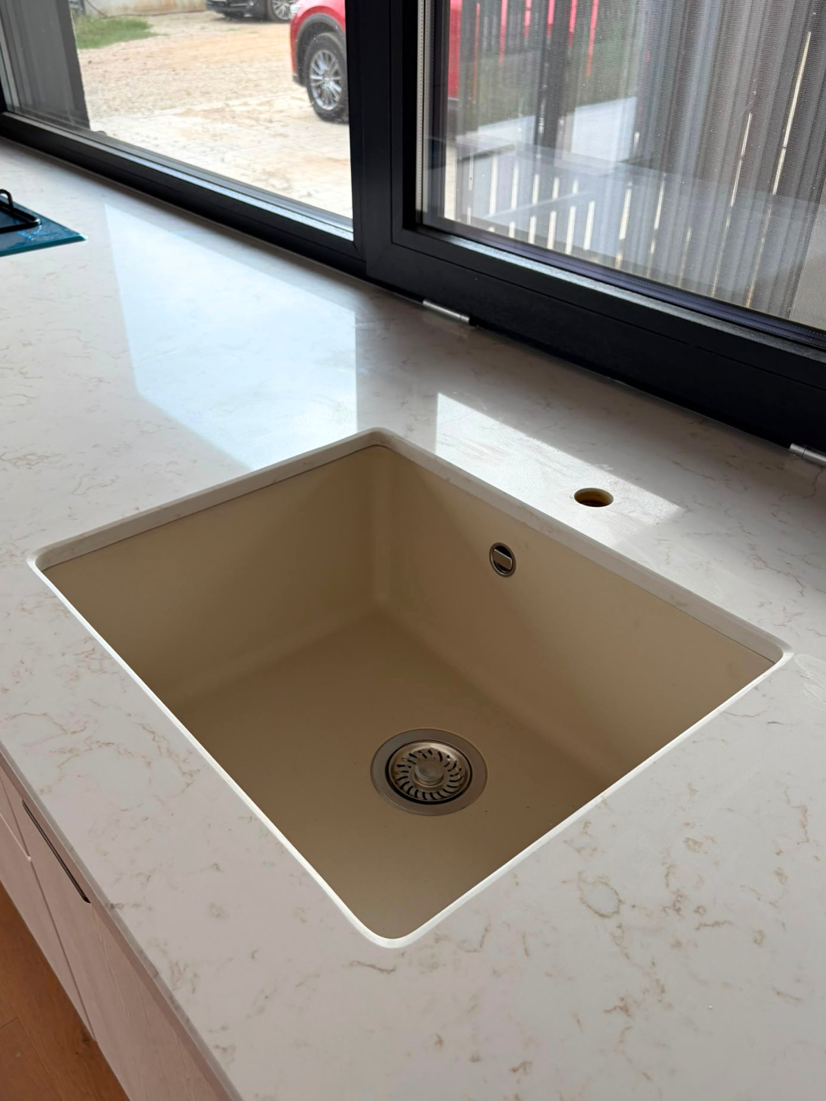 Mobilier din MDF termoformat cu blat din cuarț compozit și mânere metalice aplicate