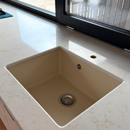Mobilier din MDF termoformat cu blat din cuarț compozit și mânere metalice aplicate
