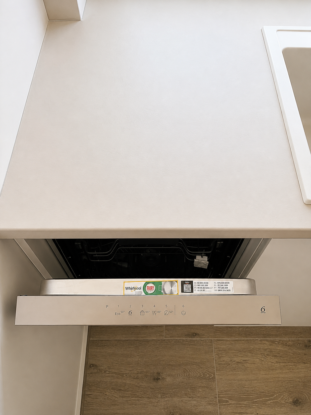 Mobilier de bucătărie NORVINIA, cu fronturi din MDF termoformat, blat termorezistent EGGER și mânere tip profil GOLA, finisaj negru mat
