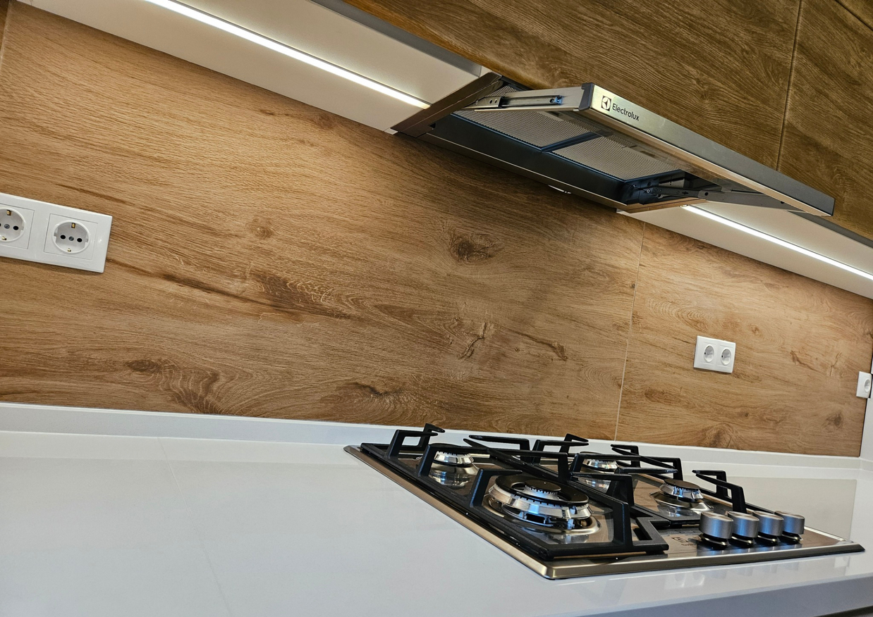 Mobilă bucătărie fabricată la comandă de NORVINIA din MDF termoformat, blat din cuarț compozit cu chiuvetă montată sub blat