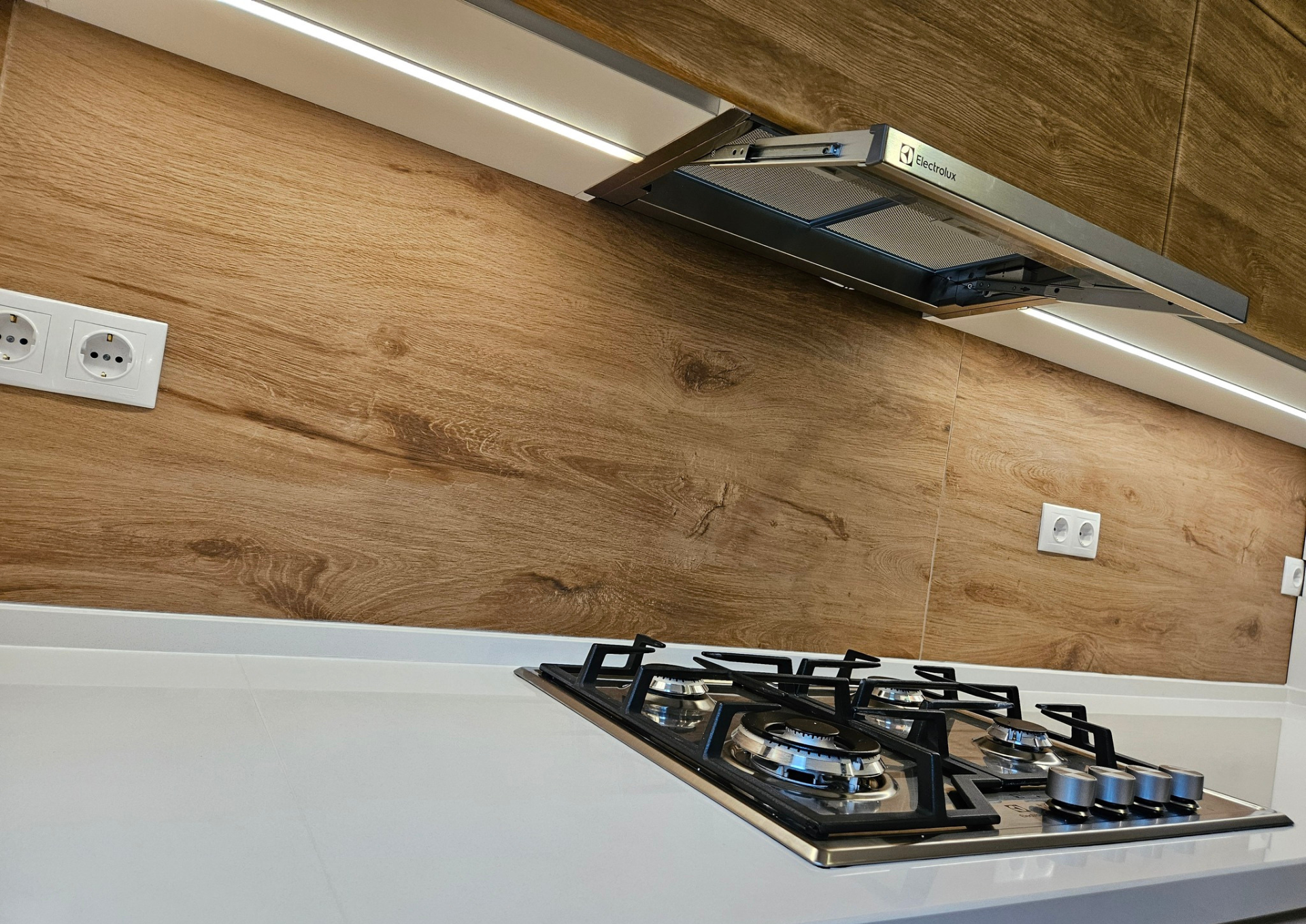 Mobilă bucătărie fabricată la comandă de NORVINIA din MDF termoformat, blat din cuarț compozit cu chiuvetă montată sub blat