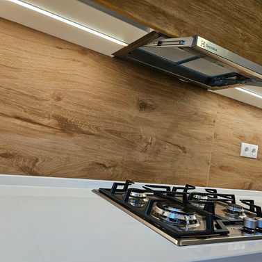 Mobilă bucătărie fabricată la comandă de NORVINIA din MDF termoformat, blat din cuarț compozit cu chiuvetă montată sub blat