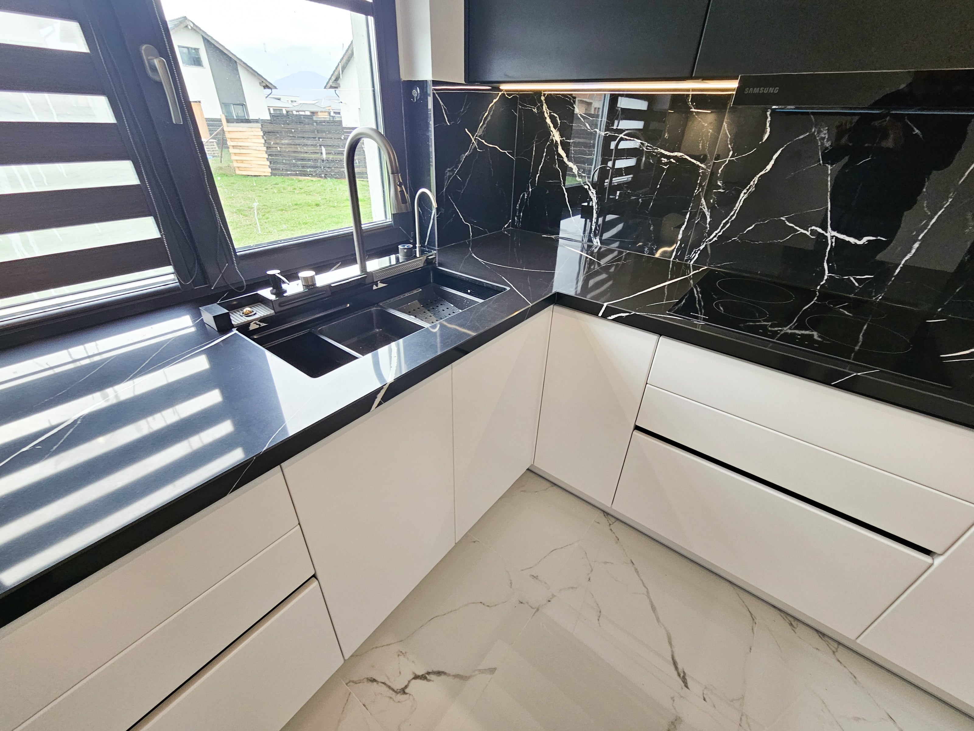 Mobilă de bucătărie fabricată la comandă de NORVINIA cu blat din cuarț compozit, mobilier din MDF termoformat