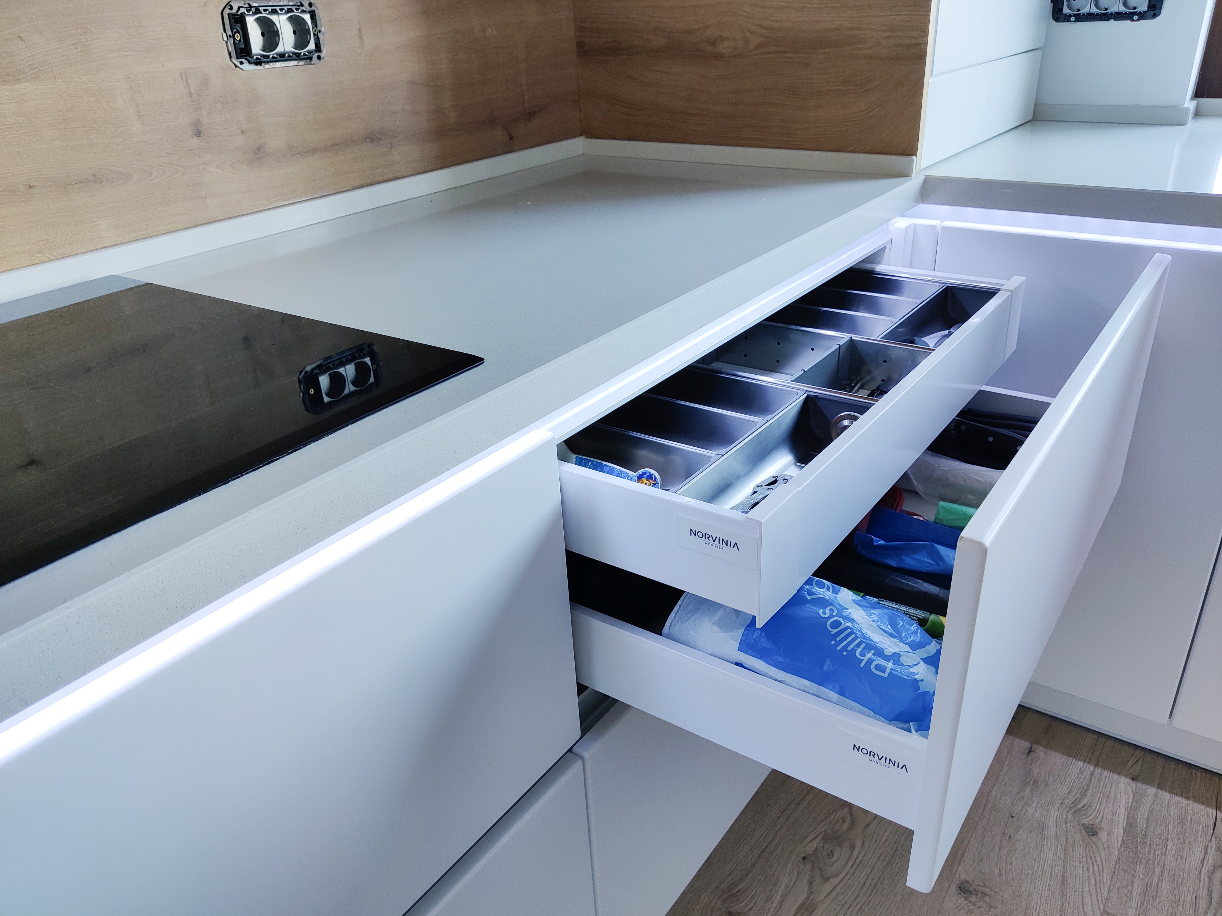 Mobilier bucătărie NORVINIA din MDF termoformat alb satin cu blat din cuarț compozit și chiuvetă montată sub blat