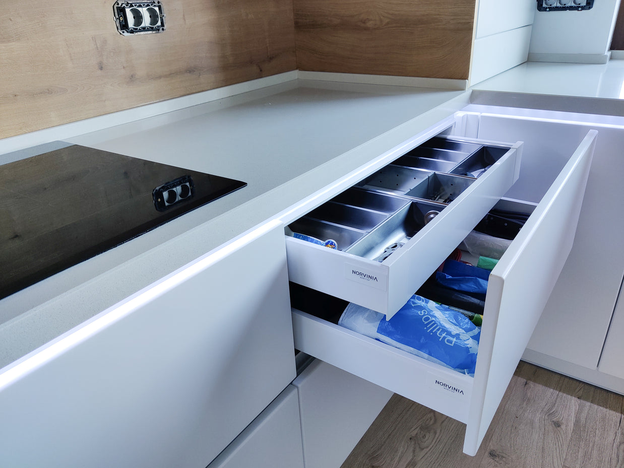 Mobilier bucătărie NORVINIA din MDF termoformat alb satin cu blat din cuarț compozit și chiuvetă montată sub blat