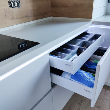 Mobilier bucătărie NORVINIA din MDF termoformat alb satin cu blat din cuarț compozit și chiuvetă montată sub blat