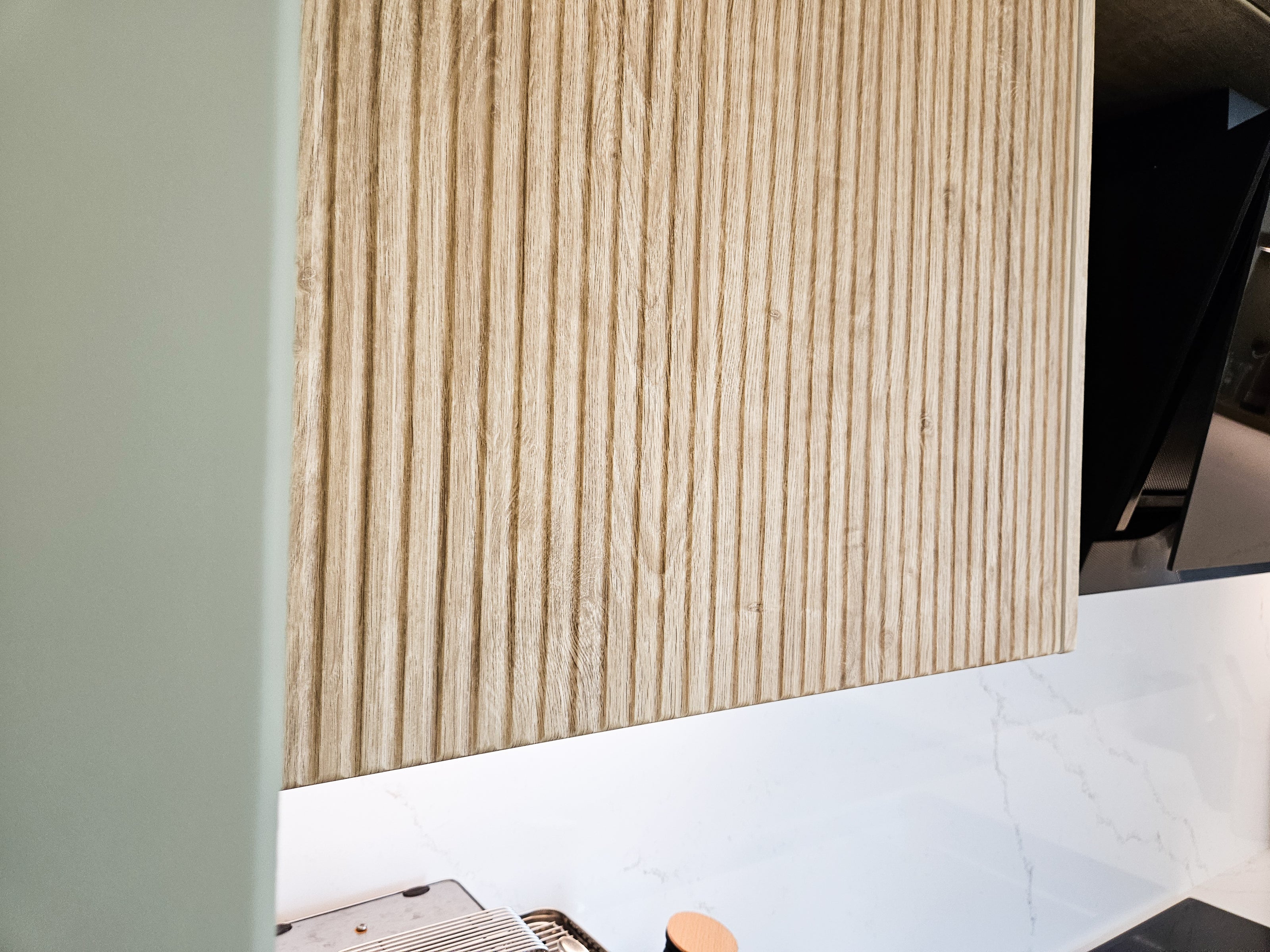 Mobilier de bucătărie NORVINIA cu blat din cuarț compozit și chiuvetă montată sub blat, fronturi din MDF termoformat